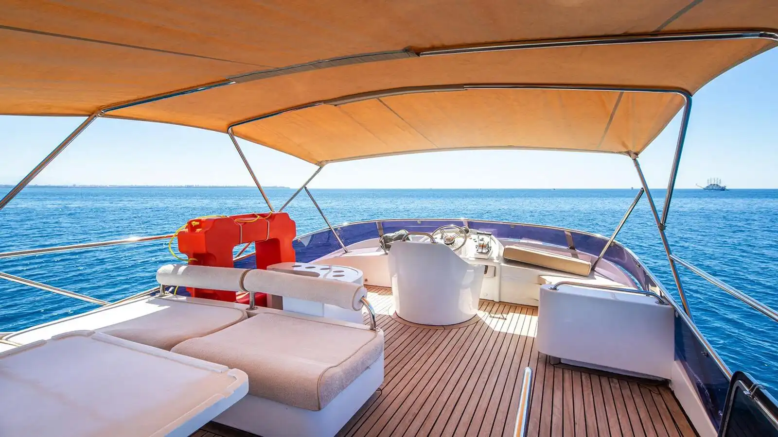 L ESTATE YACHT